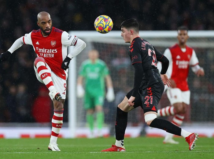 LONDON, ENGLAND - DECEMBER 11: Alexandre Lacazette of Arsenal is closed down by Valentino Livramento of Southampton during the Premier League match between Arsenal and Southampton at Emirates Stadium on December 11, 2021 in London, England. (Photo by Eddie Keogh/Getty Images)
