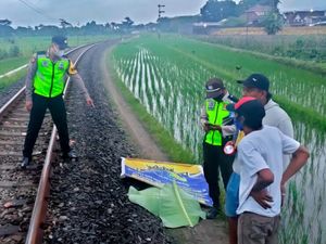 Warga Blitar Tewas Tertabrak KA Saat Berjalan di Rel