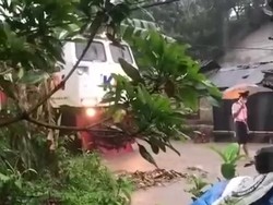 Viral Kereta Api Berhenti Gegara Rel Terendam Banjir di Jember