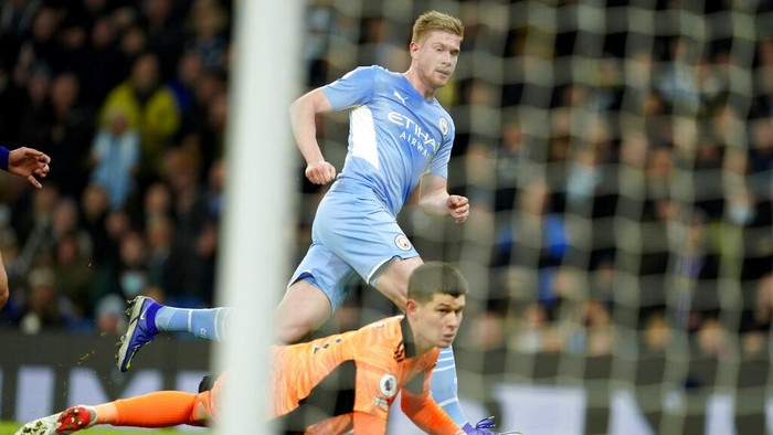 Manchester Citys Kevin De Bruyne scores his sides third goal during the English Premier League soccer match between Manchester City and Leeds United at Etihad stadium in Manchester, England, Tuesday, Dec. 14, 2021. (AP Photo/Jon Super)