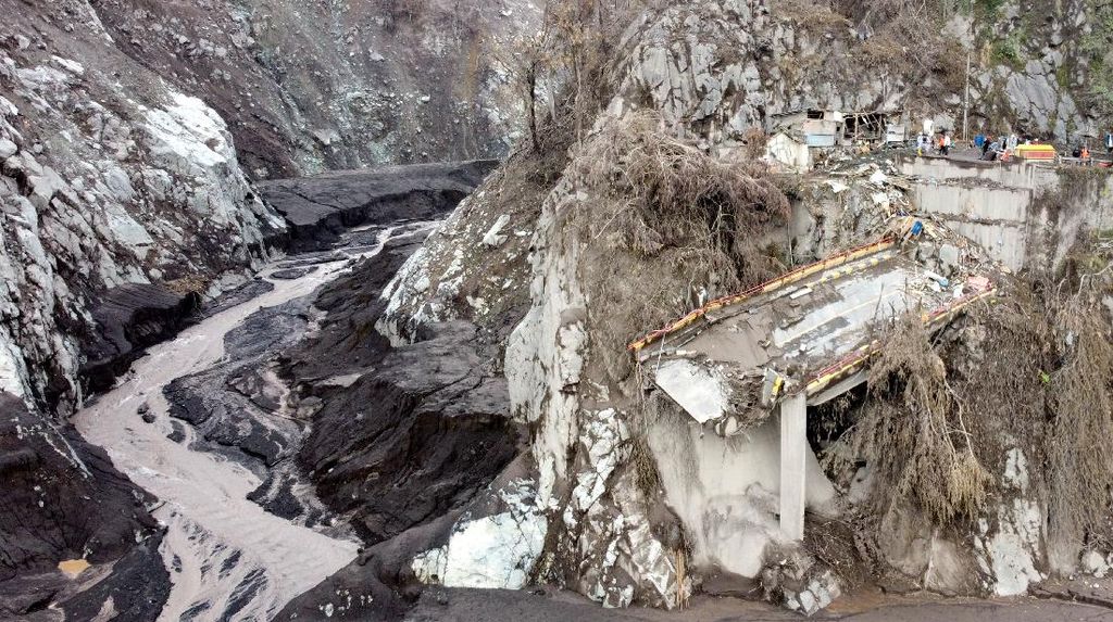 Kondisi Jembatan Gladak Perak yang Putus Tersapu Lahar Semeru