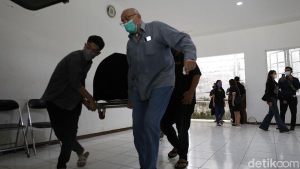 Momen Papa Gabor Angkat Jenazah Laura Anna di Rumah Duka