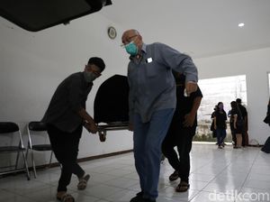 Momen Papa Gabor Angkat Jenazah Laura Anna di Rumah Duka Momen Papa Gabor Angkat Jenazah Laura Anna di Rumah Duka