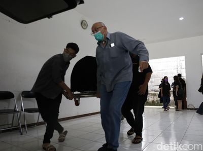 Momen Papa Gabor Angkat Jenazah Laura Anna di Rumah Duka