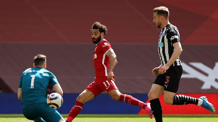 LIVERPOOL, ENGLAND - APRIL 24: Mohamed Salah of Liverpool has his shot saved by Martin Dubravka of Newcastle United during the Premier League match between Liverpool and Newcastle United at Anfield on April 24, 2021 in Liverpool, England. Sporting stadiums around the UK remain under strict restrictions due to the Coronavirus Pandemic as Government social distancing laws prohibit fans inside venues resulting in games being played behind closed doors.  (Photo by David Klein - Pool/Getty Images)