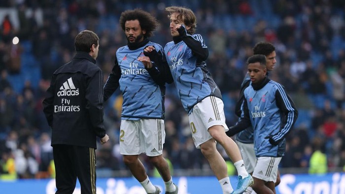 MADRID, SPAIN - JANUARY 18: Marcelo (L) of Real Madrid CF warms up with his teammate Luka Modric (R) during the Liga match between Real Madrid CF and Sevilla FC at Estadio Santiago Bernabeu on January 18, 2020 in Madrid, Spain. (Photo by Gonzalo Arroyo Moreno/Getty Images)