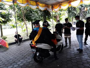Keluarga Tak Datang, Mahasiswa UMBY Ikut Wisuda Drive Thru Pakai Motor Keluarga Tak Datang, Mahasiswa UMBY Ikut Wisuda Drive Thru Pakai Motor