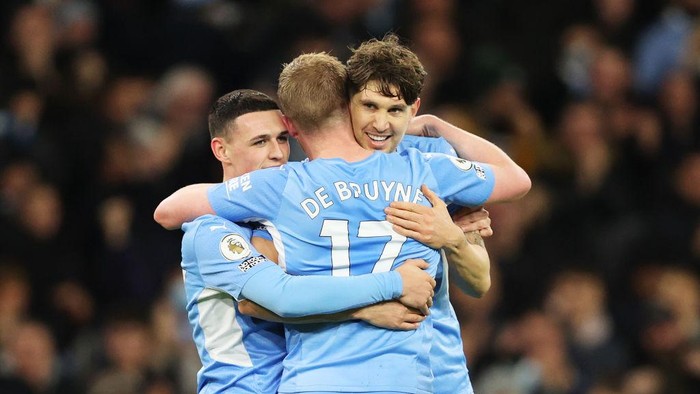 MANCHESTER, ENGLAND - DECEMBER 14: Kevin De Bruyne of Manchester City celebrates after scoring their sides fifth goal with Phil Foden and John Stones during the Premier League match between Manchester City and Leeds United at Etihad Stadium on December 14, 2021 in Manchester, England. (Photo by Clive Brunskill/Getty Images)