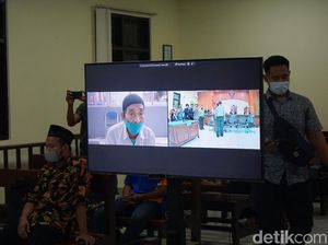 Divonis 1 Tahun 2 Bulan Bui, Mbah Minto: Mohon Keringanan, Pak... Divonis 1 Tahun 2 Bulan Bui, Mbah Minto: Mohon Keringanan, Pak...