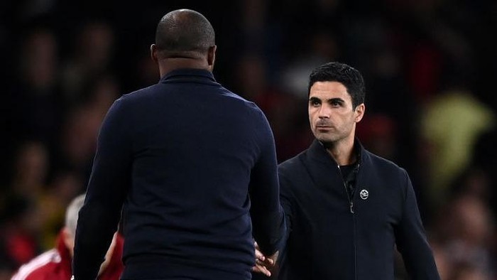 LONDON, ENGLAND - OCTOBER 18: Mikel Arteta, Manager of Arsenal shakes hands with Patrick Vieira, Manager of Crystal Palace after the Premier League match between Arsenal and Crystal Palace at Emirates Stadium on October 18, 2021 in London, England. (Photo by Shaun Botterill/Getty Images)
