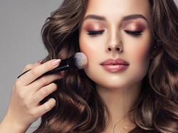 5 Makeup Looks untuk Pesta Natal yang Elegan & Mempesona