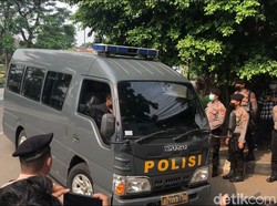Dijaga TNI-Polri, Munarman Tiba di PN Jaktim Jelang Sidang Kasus Terorisme