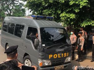 Dijaga TNI-Polri, Munarman Tiba di PN Jaktim Jelang Sidang Kasus Terorisme Dijaga TNI-Polri, Munarman Tiba di PN Jaktim Jelang Sidang Kasus Terorisme
