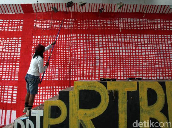 Mural Kain Serbet Sindir RUU Perlindungan PRT yang Belum Disahkan