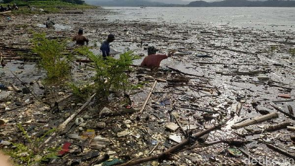 Musim Hujan, Sampah Penuhi Waduk Jatigede, Sumedang
