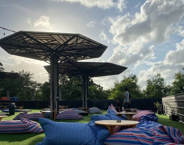 Nikmati suasana outdoor, 15 Park Kemang tawarkan spot rooftop yang kekinian/Foto: Instagram.com/15park.kemang