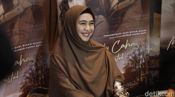 Oki Setiana Dewi Sedekah Senyum