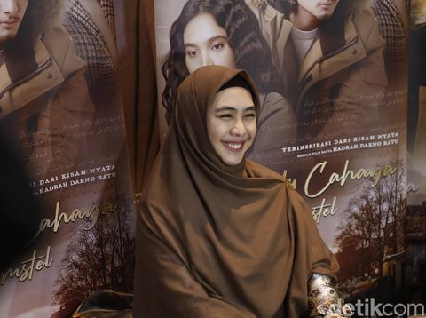 Oki Setiana Dewi di acara Press Confrence Film Merindu Cahaya de Amstel, XXI Pondok Indah Mall Jakarta (14/12).