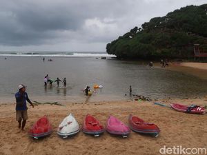Bayar Sekali, Naik Kano di Pantai Drini Bisa Sepuasnya