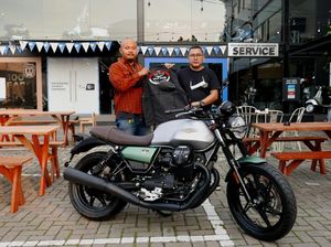 Moto Guzzi V7 Stone Edisi Khusus Rp 550 Juta Terjual di Indonesia, Ini Pembeli Pertamanya Moto Guzzi V7 Stone Edisi Khusus Rp 550 Juta Terjual di Indonesia, Ini Pembeli Pertamanya