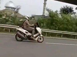 Viral Pengendara Motor Melintas di Tol Cawang, Langsung Disetop Polisi