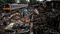 Permukiman Padat di Pinggir Rel Porak Poranda Usai Dilalap Api