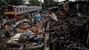 Permukiman Padat di Pinggir Rel Porak Poranda Usai Dilalap Api
