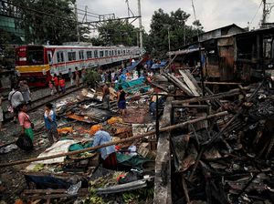 Permukiman Padat di Pinggir Rel Porak Poranda Usai Dilalap Api Permukiman Padat di Pinggir Rel Porak Poranda Usai Dilalap Api