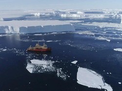 Ilmuwan: Ada 300 Ribu Batu Antariksa Tersembunyi di Antartika