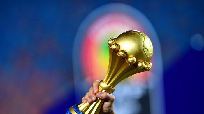 Algerian players celebrate with the trophy after winning the 2019 Africa Cup of Nations (CAN) Final football match between Senegal and Algeria at the Cairo International Stadium in Cairo on July 19, 2019. (Photo by Giuseppe CACACE / AFP)