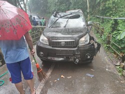 Dahan Pohon Patah Timpa Mobil di Mojokerto, Pengemudinya Tewas