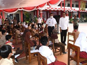 Bareng Anies-Nadiem, Jokowi Tinjau Vaksinasi Anak Usia 6-11 Tahun di Jakpus Bareng Anies-Nadiem, Jokowi Tinjau Vaksinasi Anak Usia 6-11 Tahun di Jakpus