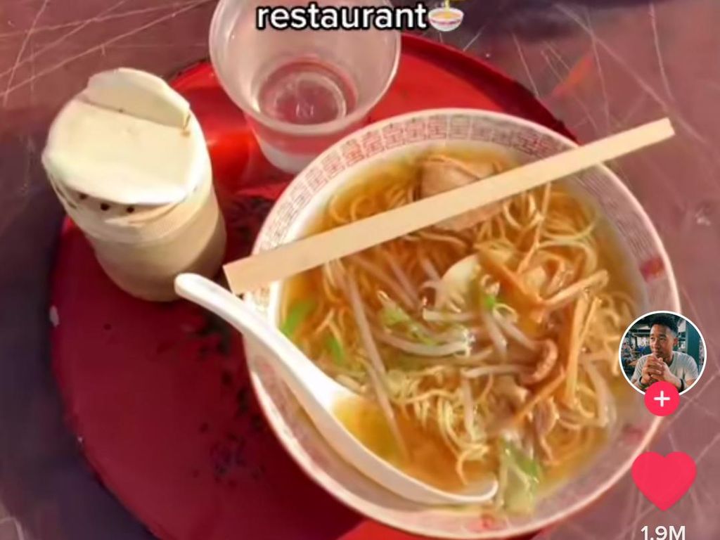 Pria Ini Cicip Ramen Termurah di Jepang, Kedainya Bikin Gagal Fokus Pria Ini Cicip Ramen Termurah di Jepang, Kedainya Bikin Gagal Fokus