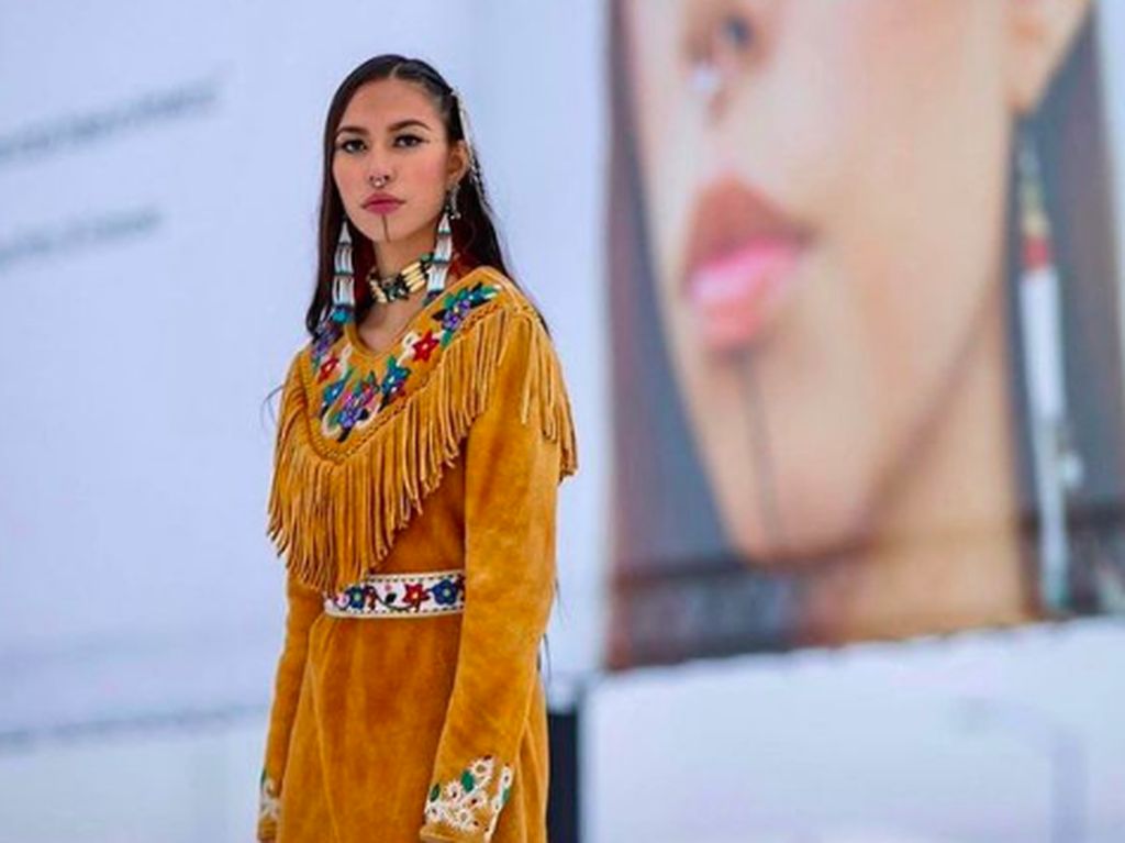 Kenalan dengan Model Pribumi Pertama Chanel yang Punya Tato Unik di Wajah