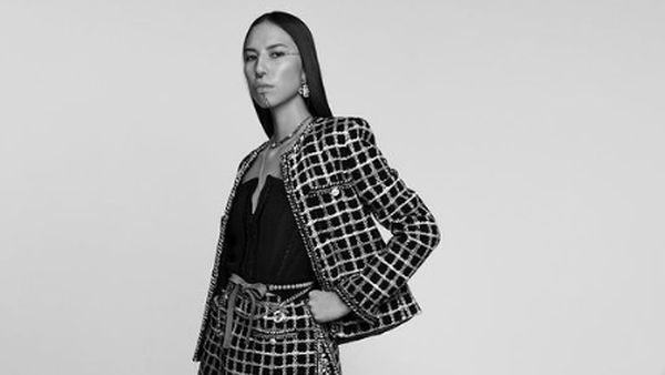 8 Foto Wanita Pribumi Pertama Jadi Model Chanel, Punya Tato Unik di Wajah