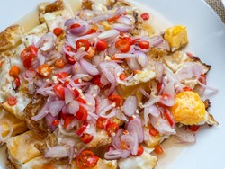 Resep Telur Goreng Siram Sambal Iris Bawang Merah yang Renyah Pedas