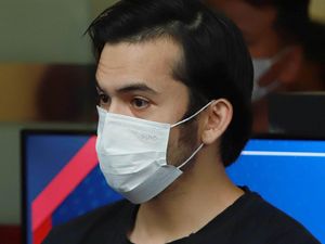 Rizky Nazar Membisu Tinggalkan Polres Jaksel untuk Rehabilitasi Rizky Nazar Membisu Tinggalkan Polres Jaksel untuk Rehabilitasi