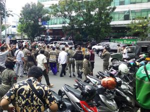 Penertiban Pengungsi Afghanistan di Depan UNHCR Medan Diwarnai Kericuhan Penertiban Pengungsi Afghanistan di Depan UNHCR Medan Diwarnai Kericuhan