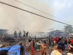 Penampakan Kebakaran di Pasar Gaplok Jakpus, 17 Mobil Damkar Dikerahkan