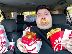 Selama Pandemi Mukbang Makan di Dalam Mobil Jadi Tren