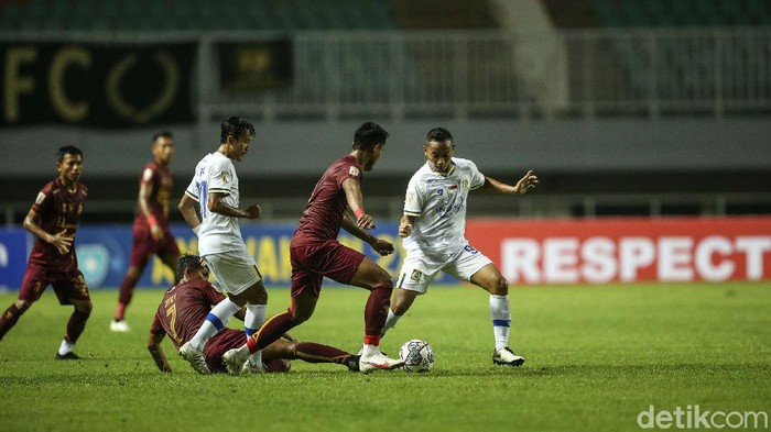 Sriwijaya FC menjadi pemenang pertama Babak 8 Besar Liga 2 2021. Laskar Wong Kito menang 2-1 atas Persiba Balikpapan di Stadion Pakansari, Rabu (15/12/2021).
