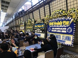 Suasana Rumah Duka Laura Anna Dipenuhi Karangan Bunga dari Artis