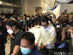 Denny Sumargo Hadiri Acara Penghiburan Laura Anna