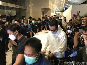 Denny Sumargo Hadiri Acara Penghiburan Laura Anna Denny Sumargo Hadiri Acara Penghiburan Laura Anna