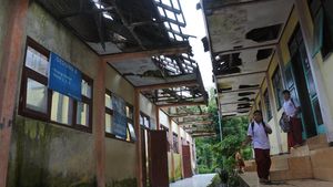2 Tahun Siswa SD di Situbondo Ini Belajar di Kelas Rusak, Genteng Jebol