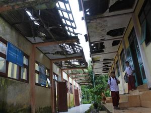 2 Tahun Siswa SD di Situbondo Ini Belajar di Kelas Rusak, Genteng Jebol