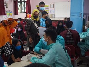 Kekhawatiran Emak-emak di Mojokerto Saat Anak 6-11 Tahun Divaksin COVID-19 Kekhawatiran Emak-emak di Mojokerto Saat Anak 6-11 Tahun Divaksin COVID-19
