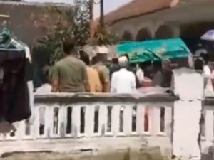 Fakta Warga Gotong Keranda Mayat Sambil Lari yang Viral