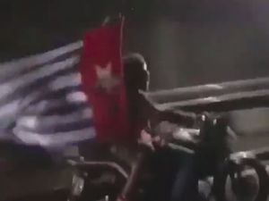 Viral Pemotor Kibarkan Bendera Bintang Kejora di Cililitan, Polisi Selidiki Viral Pemotor Kibarkan Bendera Bintang Kejora di Cililitan, Polisi Selidiki