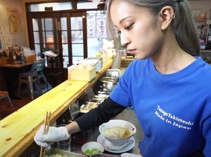 Viral Wanita Menawan Jago Masak Ramen, Netizen Terpesona